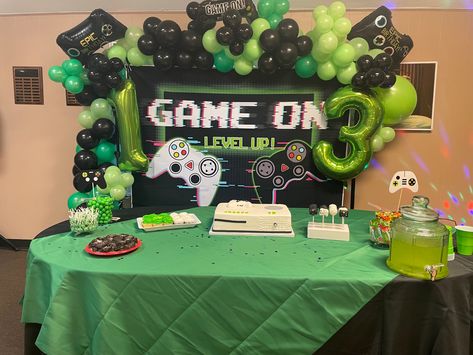 Video Game Birthday Party Cake, Level Up Birthday Party, Gamer Birthday Party, Gamers Party Ideas, Xbox Birthday Party, Xbox Party, Video Game Party Decorations, Xbox Cake, Video Games Birthday Party