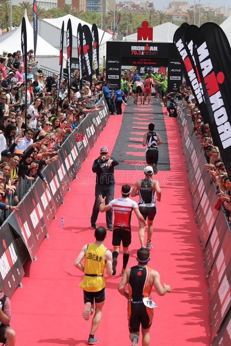 Triathlete Aesthetic, Running Finish Line, Triathlon Aesthetic, Triathlon Men, Iron Man Triathlon, Triathlon Women, Triathlon Motivation, Island Series, Iron Man Training