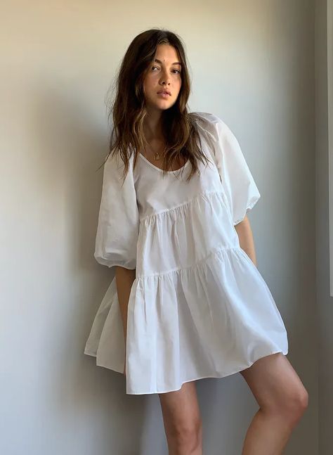 Spring 2021's Romantic Clothing Trend Is Different — Here Are The Pieces To Buy Now Summer Weekend Outfit, Taffeta Fabric, Fantasy Dress, Little White Dresses, Weekend Outfit, Mode Inspo, Look Vintage, Tiered Skirt, Looks Vintage