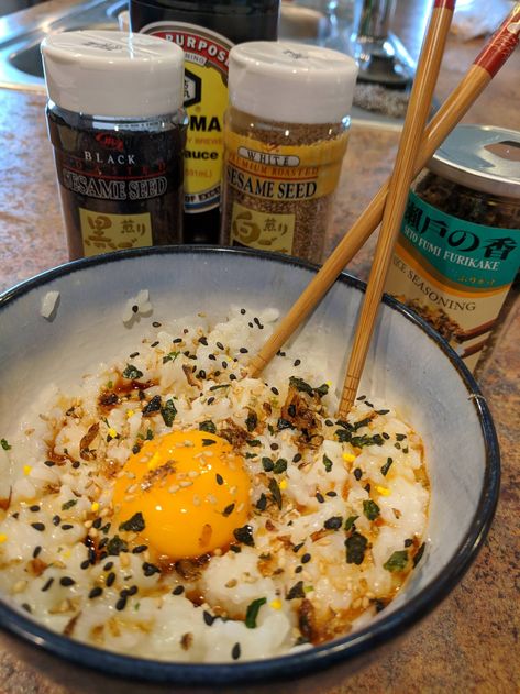 Tamago Kake Gohan, Japanese Food Traditional, Japanese Breakfast, Easy Japanese Recipes, Homemade Food Recipes, Filling Food, Hinata Shoyo, Eastern Cuisine, Japanese Dishes