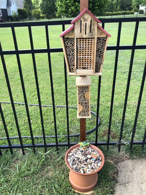 Garden Habitat Ideas, Small Bee Hive, Bee Drinking Station Diy, Tall Garden Decor, Bug Garden Ideas, Pollinator Watering Station, Bee Hydration Station, Diy Pollinator House, Bee Bath Diy