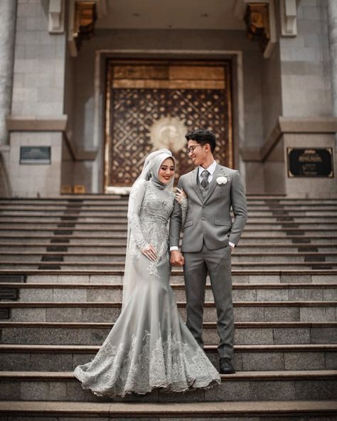 Married Poses, Kebaya Nikah Modern, Wedding Gown Hijab, Outdoor Wedding Attire, Baju Wedding, Dress Pengantin, Prewed Outdoor, Wedding Dress Hijab, Muslim Wedding Photos