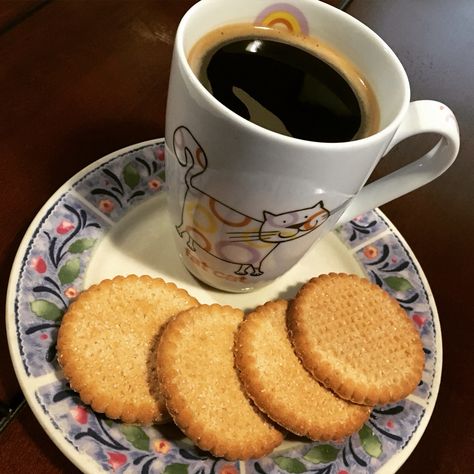 Tazas de café Good Morning Rainy Day, Creamy Coffee, Food Drink Photography, Coffee Is Life, Ice Cream Cake, Hot Tea, Coffee Love, Interesting Food Recipes, Cup Of Coffee