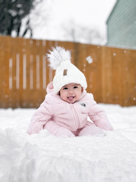 Baby First Snow Pictures, Baby Snow Photoshoot, Baby Snow Pictures, Baby Snow Outfit, Snow Baby Pictures, Winter Baby Pictures, Baby Christmas Photoshoot, Inspired Photos, 7 Month Old Baby