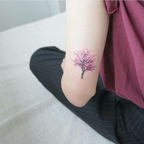 Sakura o flor de cerezo                                                                                                                                                                                 Más Cherry Blossom Tree Tattoo, Blossom Tree Tattoo, Tattoo Son, Tattoo Tree, Pink Tattoo, Tree Tattoo Designs, Tree Of Life Tattoo, Tatuaje A Color, Blossom Tattoo