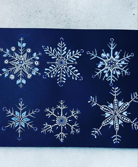 Mandala Dot Painting Snowflake, Dot Painted Snowflakes, Snowflake Painting Canvases, Mandala Snowflake Design, Dot Painting Snowflakes, Snowflake Dot Art, Snowflake Dot Painting, How To Paint Snowflakes, Dotted Snowflakes