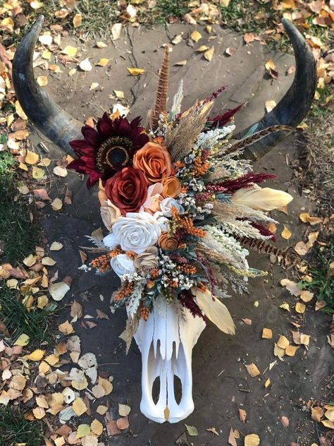 Country Wedding Pictures, Cow Skull Decor, Country Western Wedding, Western Themed Wedding, Western Bedroom Decor, Skull Crafts, Country Theme Wedding, Skull Wedding, Country Theme