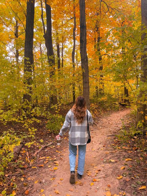 Fall Hiking Pictures, Fall Walks Aesthetic, Fall Mountains Aesthetic, Fall Walk Aesthetic, Hiking Aesthetic Fall, Fall Hike Aesthetic, Autumn Walk Aesthetic, Fall Activities Aesthetic, Autumn Exercise