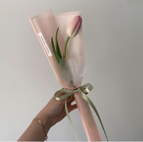 Single Tulip Bouquet, Tulip Wrapping, One Tulip Bouquet, Single Bouquet, One Flower Bouquet, Simple Flower Bouquet, Single Flower Bouquet, Diy Bouquet Wrap, Luxury Flower Bouquets