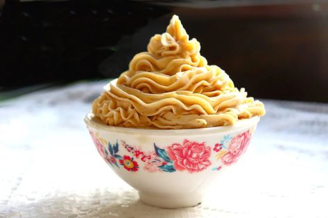 Sweet and Salted Vegan Caramel Frosting - Very Vegan Val Vegan Chocolate Brownies, Vegan Lemon Cake, Cinnamon Rolls From Scratch, Great Vegan Recipes, Fig Cake, Apple Cinnamon Rolls, Caramel Pudding, Single Layer Cakes, Vegan Caramel