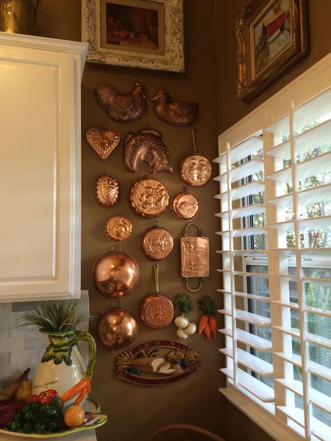 Cooper Kitchen Decor Ideas, Copper In Kitchen Decor, Copper Kitchen Accents Decor, Bundt Pans On Wall, Copper Decor Kitchen, Displaying Copper Pots And Pans, Italian Kitchen Art Over Door Way Copper, Copper Cookware Display, Copper Pan Display Kitchen