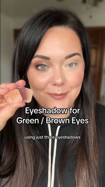 Stephanie VanStraten |📍WI Makeup Artist & Educator on Instagram: "If you have green or brown eyes - watch this! 😍 The neutral brown in the crease along with the mauve tones all over is going to make green eyes as well as brown eyes really pop! Try it out and let me know if it works for you! 📲 Comment “Eternal” and I’ll send you a Iink to a palette for green/eyes 💋 #eyeshadowtutorial #easyeyeshadow #eyeshadowtutorials #easyeyeshadowtutorial #greeneyes #browneyes #beginnereyeshadow #seintartist #seintofficial #greenbaymakeupartist #greenbaywisconsin #greenbaywi" Eyeshadow Green Eyes, Eyeshadow Brown Eyes, Smudged Liner, Natural Green Eyes, Liquid Cat, Green Brown Eyes, Hazel Brown Eyes, Natural Dramatic, Green Eyes Pop