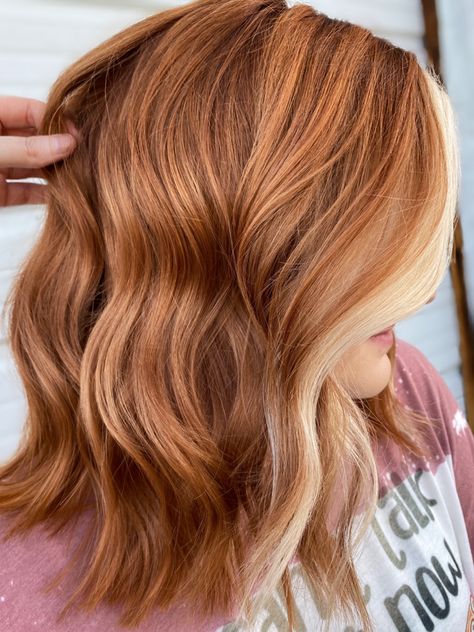 Light Copper Hair With Money Piece, Short Auburn Hair With Blonde Money Piece, Copper Red And Blonde Hair Color, Copper Hair Blonde Money Piece, Light Copper Hair With Blonde, Peach Copper Hair, Ginger Peach Hair, Copper Hair With Money Piece, Blonde And Copper Hair