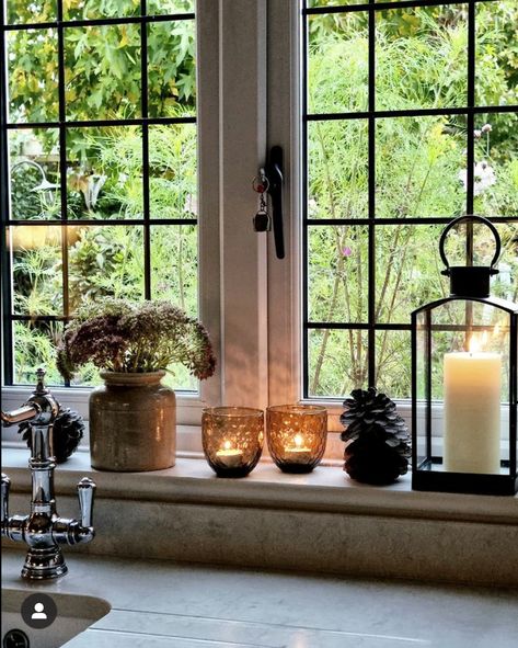 Windowsill Decor Kitchen, Windowsill Decor Living Room, Window Sill Decor Living Room, Window Sill Ideas Decoration, Kitchen Window Sill Ideas, Kitchen Window Sill Decor, Kitchen Windowsill Decor, Window Ledge Decor, Windowsill Ideas