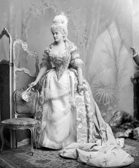 Victorian Fancy Dress, The Duchess Of Devonshire, Fancy Dress Ball, Popular Costumes, The Countess, Costume Ball, Creative Costumes, Fancy Houses, Edwardian Era