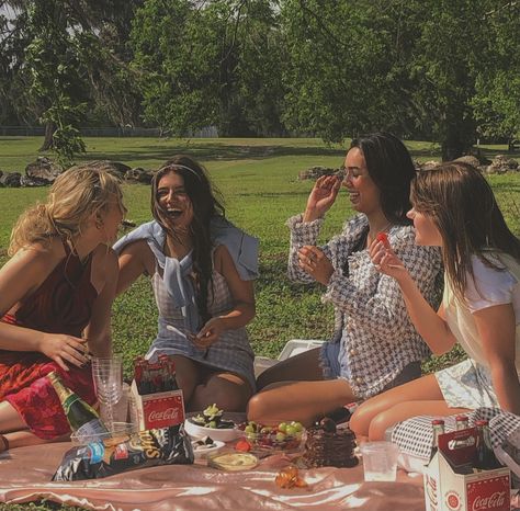 Asthetic Picnics With Friends Instagram, Picnic Friends Photography, Summer Picnic Photography, Picnic Photoshoot Friends Photo Ideas, Picnic Aesthetic Photoshoot Friends, Picnic Photoshoot Ideas Friends, Picnic Picture Ideas Instagram, Friends Picnic Photoshoot, Picnic Poses With Friends