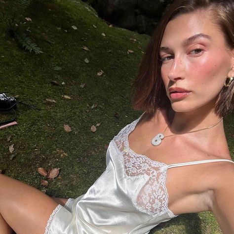 Hailey Bieber's 20 Best Makeup Looks—From Strawberry Girl to Sugar Plum Fairy Hailey Bieber Instagram, Celebrity Bobs, Hailey Rhode Baldwin, Hailey Rhode, Hailey Bieber Style, Camila Morrone, Josephine Baker, Tilda Swinton, Trending Haircuts