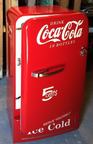 Coca Cola Cooler, Coke Machine, Vintage Fridge, Coca Cola Decor, Vintage Refrigerator, Coca Cola Drink, Always Coca Cola, World Of Coca Cola, Soda Machines