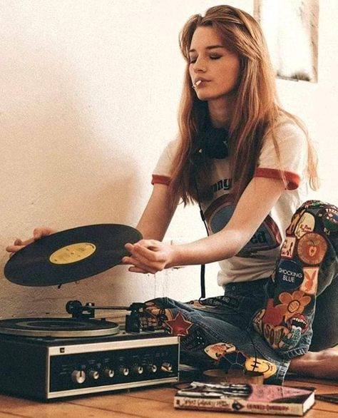 Record Photoshoot, Rock Girl Aesthetic, Listening To Records, Photoshoot Music, 70s Photoshoot, Portret Feminin, Retro Record Player, 70s Girl, Vinyl Albums