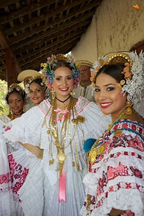 Hermosas Chicas Panameñas Beautiful Panamanian Ladies www.CoolPanama.com Panamanian Clothes, Folkloric Dress, Costumes Around The World, Panama Travel, Afrikaanse Kunst, Tea Party Hats, National Dress, Mexican Dresses, Traditional Fashion