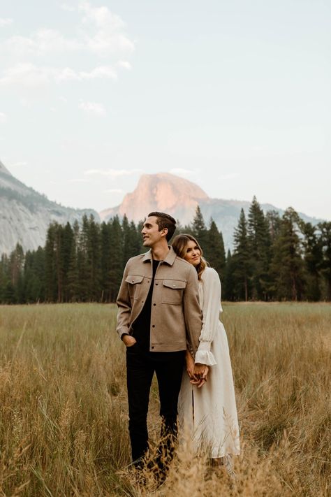 Late Summer Couples Photoshoot, Couple Outdoor Photoshoot Outfits, Mens Outfits For Engagement Pictures, Bohemian Engagement Shoot, Midsize Engagement Photos, Neutral Engagement Photos, Couples Nature, Engagement Shoots Poses, Wedding Fotos