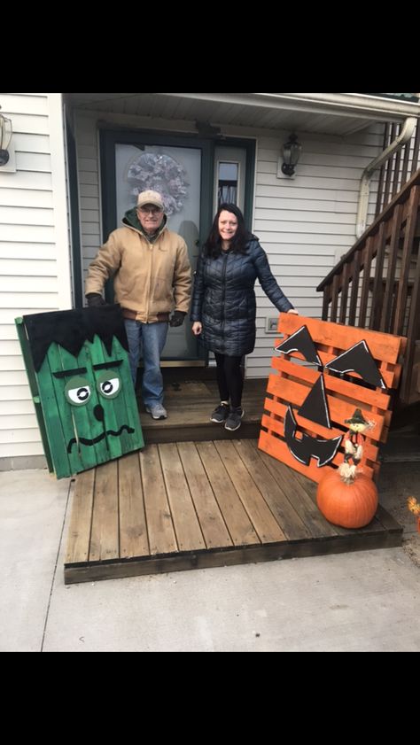 Wooden Halloween Decorations Yard Art, Wooden Halloween Yard Decorations, Fall Photo Opp Ideas, Wood Pallet Halloween Projects, Halloween Pallett Ideas, Pallet Halloween Decorations Diy, Halloween Decorations Pallets, Diy Pallet Halloween Decorations, Pallet Pumpkins Diy