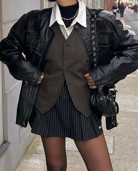 Academic Chic Style, Darkest Academia Outfit, Edinburgh Trip, Trip Fits, Fashion Week Looks, Academic Style, New Outfit Ideas, Tomboy Femme, Fashion Evolution