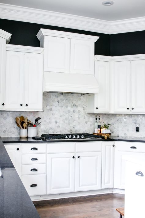 Black Counter White Cabinets, Black Walls Kitchen, Backsplash Colors, Cabnits Kitchen, Kitchen Black Counter, Cozy Kitchens, Counter Ideas, Kitchen 2021, Black White Kitchen