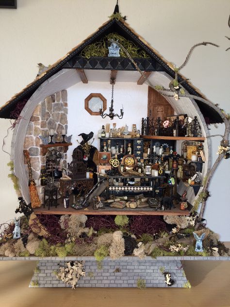 Halloween Diorama Ideas, Witchy Dollhouse, Witch Dollhouse, Miniatures Halloween, Spooky Miniatures, Halloween Dollhouse, Miniature Witch, Halloween Diorama, Steampunk Dolls