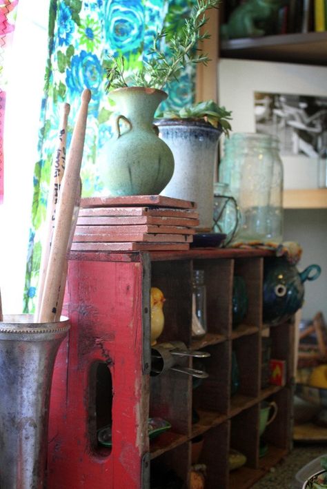 Storage Boxes Ideas, Pottery Room, Creative Vibes, Vintage Crates, Old Crates, Crate Shelves, Zoom Photo, Deco Boheme, Tiny Things