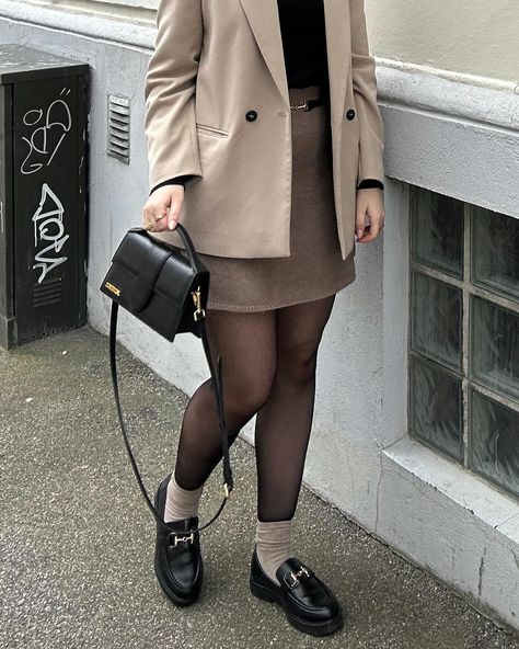 A little horsebit loafer moment with @skoringen 🤍 annonce Outfit details: Shoes are from: @skoringen (annonce) Skirt is from: @neo_noir Blazer is old from: @zara Turtleneck is from: @mschcopenhagen Bag is from: @jacquemus Belt is from: @arketofficial 🏷️ #skoringen @dreaminfluence.io #walkasme #loafers #stylingloafers #loaferstyle #loaferoutfit #loaferoutfitinspo #loafershoes #horsebitloafers #neutralfashion #neutralfashiontrend #shoeinspo #horsebit #businesscasual #pinteresto... Women Wearing Loafers, Zara Loafers Outfit, Loafers For Women Outfit Skirt, Loafer Skirt Outfit, Cute Loafers Outfit, Loafer Pumps Outfit, Loafers For Women Outfit Casual, Loafer Shoes Outfit, Outfit With Loafers Women