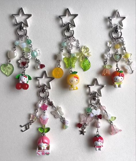 Clutter Keychain, Charm Ideas, Cool Keychains, Art Toys Design, Bracelet Keychains, Diy Letters, Acrylic Keychains, Phone Charms, Jewelry Accessories Ideas