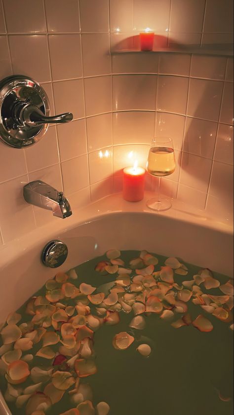 Bubble Bath With Rose Petals, Bath With Rose Petals And Candles, Peach Candles, Bath With Candles, Jelly Bath, Bathtub Illustration, Couples Bathtub, Candle Light Bath, Candlelit Bath