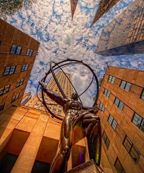 Sculptures in New York City - DuJour Voyage New York, Tall Buildings, I Love Nyc, Empire State Of Mind, Rockefeller Center, Foto Tips, Elle Magazine, Favorite City, Places Around The World