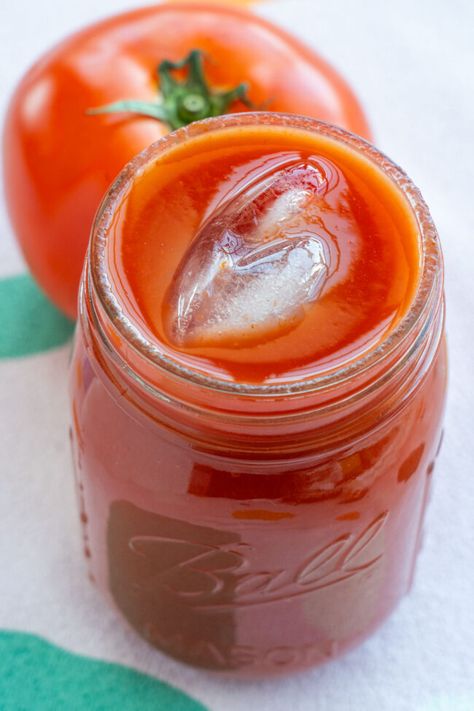 2-Ingredient Tomato Juice with Fresh Tomatoes - Brooklyn Farm Girl Canning Tomato Juice, Homemade Tomato Juice, Canning Instructions, Tomato Juice Recipes, Canned Tomato Juice, V8 Juice, Celery Salt, American Diet, Canning Tomatoes