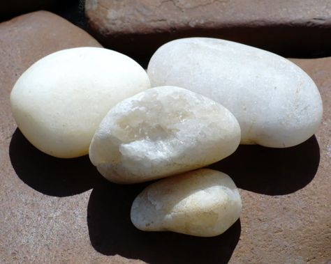 Common Beach Stone Identification (Including Dolomite, Quartz, Serpentine, Syenite, and More) - Owlcation - Education Rock Character, Stone Identification, Lake Michigan Stones, Michigan Rocks, Lake Michigan Beach, Rock Identification, Heart Stones, Lake Michigan Beaches, Wishing Stones