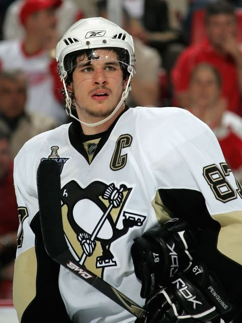 :) Sidney Crosby Sydney Crosby, Fantasy Hockey, Hot Hockey Players, Hockey Stuff, Ice Hockey Players, Hockey Boys, Sidney Crosby, Nhl Players, Hockey Player