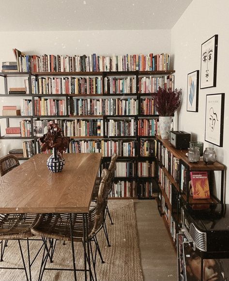 Small Home Library Ideas, Large Bookshelves, Rustic Bookcase, Wood Bookshelves, Beautiful Dining Rooms, Home Libraries, Home Library, Wall Unit, Interior Designers