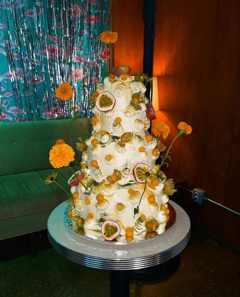 Mossy Wedding, Mango Curd, Orange Wedding Cake, Fruit Wedding Cake, Restaurants In Paris, Mango Cake, Paris Restaurants, Cute Birthday Cakes, Orange Wedding