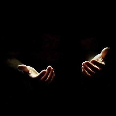 Hands Reaching Out, Muslim Images, Hand Photography, Hand Reference, Poses References, Foto Art, Dark Photography, Islamic Pictures, Infp