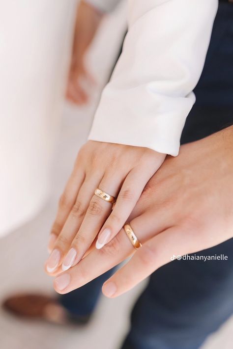 Civil Wedding Photos, Timeless Wedding Gown, Creative Couples Photography, Wedding Photos Ideas, Wedding Rings Sets His And Hers, Toe Ring Designs, Muslim Wedding Photography, Couple Ring Design, Gold Inspiration