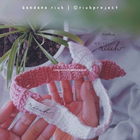 Bandana rajut dengan warna pink dan putih cocok digunakan untuk bayi baru lahir, anak dan dewasa Bandana Accessory Ideas, Outfit Bandana, Bandana Accessory, Bandana Crochet, Pinterest Creator, Bandana Outfit, Accessory Ideas, Crochet Headband, Crochet Necklace