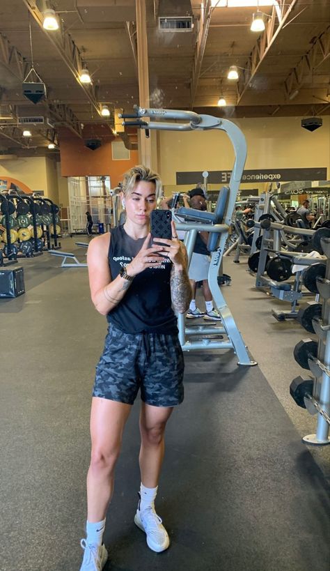 Muscular Lesbian Style, Gym Fits Masc Women, Tomboy Workout Outfits, Masc Workout Outfit, Masc Lesbian Gym Outfits, Masc Athletic Outfits, Tomboy Gym Outfit, Masc Gym Outfits, Gym Outfit Girl