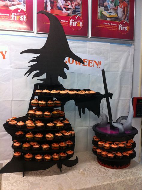 Halloween Witch and caldron cupcake display Halloween Cakes Diy, Halloween Bakery, Display Cupcakes, Halloween Entertainment, Cupcake Displays, Halloween Tea Party, Halloween Entertaining, Cupcake Wars, Halloween Tableware