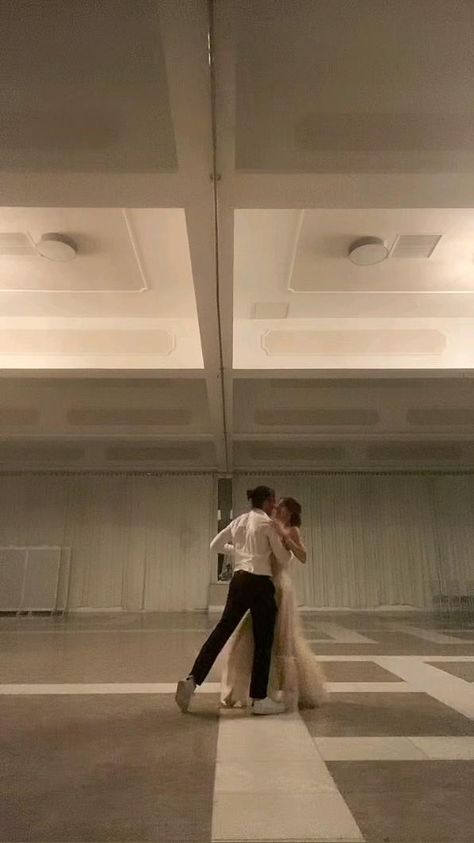 Romantic Dance Couple Aesthetic, Slow Dance Couple Aesthetic Videos, Aesthetic Couple Dance, Couples Dancing Aesthetic, Couple Dancing Aesthetic Video, Dance With Partner, Cute Aesthetic Couple Videos, Couple Dance Aesthetic, Couple Vibes Aesthetic