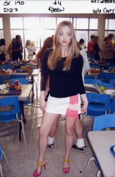 Cargo Skirt Outfit, Mean Girls Aesthetic, Mean Girls Outfits, Karen Smith, Queen Outfit, Aesthetic Women, Amanda Seyfried, Fav Celebs, Mean Girls