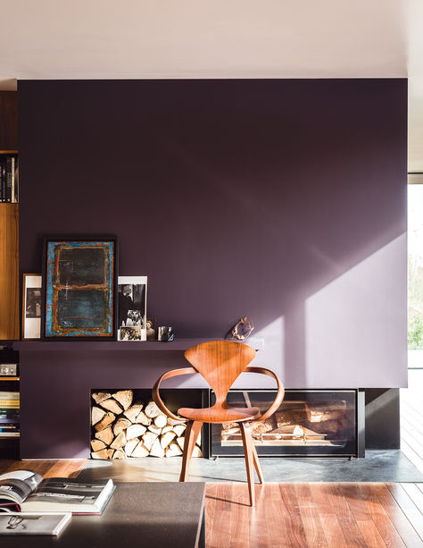 Norman Cherner’s iconic “Pretzel” armchair stands out against walls painted in Farrow and Ball’s Paean Black. Photo courtesy of Farrow & Ball. Paean Black Farrow And Ball, Black Farrow And Ball, Paean Black, Sage Cottage, House Paints, Farrow Bal, Tapete Gold, Wooden Window Frames, Mah Jong