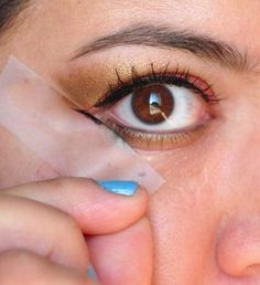 32 makeup tips that nobody told you about! Lower Lash Mascara, Gold Mascara, Eye Stencil, Bright Glowing Skin, Eye Lift, Makeup Tricks, How To Apply Mascara, Black Mascara, Eye Concealer