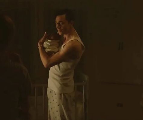 Loki Meme, Tom Hiddleston Shirtless, Tom Hiddleston Gentleman, Tom Hiddleston Dancing, Tom Hiddleston Quotes, Avengers Black Widow, Tom Hiddleston Funny, Beau Gif, Funny Interview