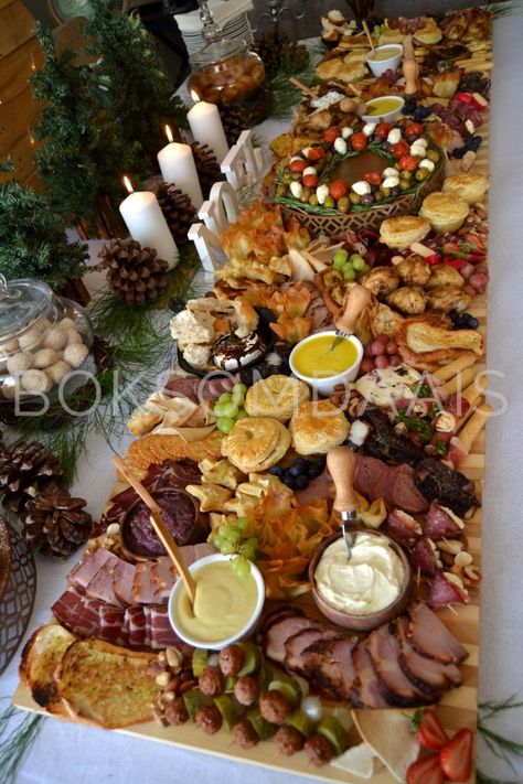 Christmas Dinner Table Decorations, Christmas Party Buffet, Christmas Party Finger Foods, Christmas Buffet Table, Dinner Table Decorations, Christmas Party Snacks, Christmas Desserts Party, Christmas Potluck, Christmas Buffet